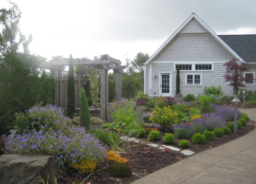 https://www.stangelandlandscape.com/wp-content/uploads/2014/08/herb-garden-driveway-feature-1000x600.jpg